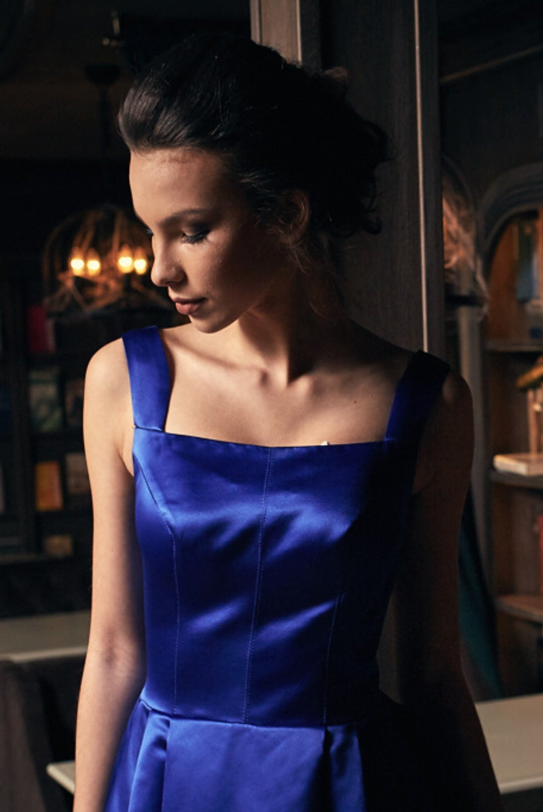DANIELA- VESTIDO SOBRIO E IMPONENTE COLOR AZUL ELECTRICO