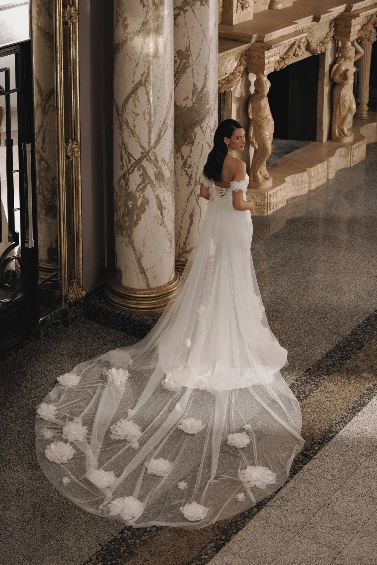 VESTIDO DE NOVIA STRAPLE LISO CON FLORES - ORLENA