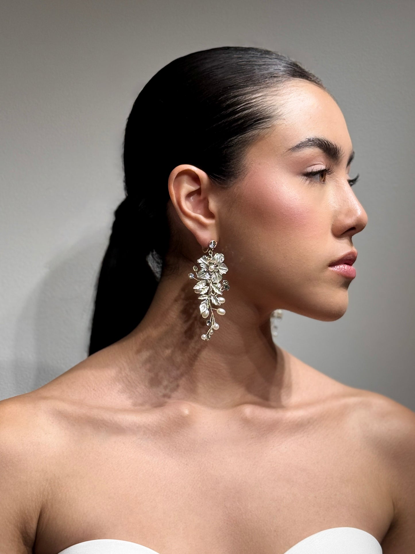 ARETES LARGOS IVORY DE FLORES - MAGNOLIA