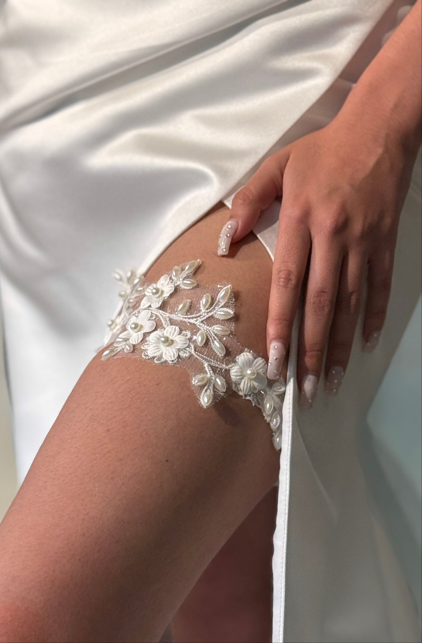 LIGA FRORALBORDADA CON PERLAS - MARTINA