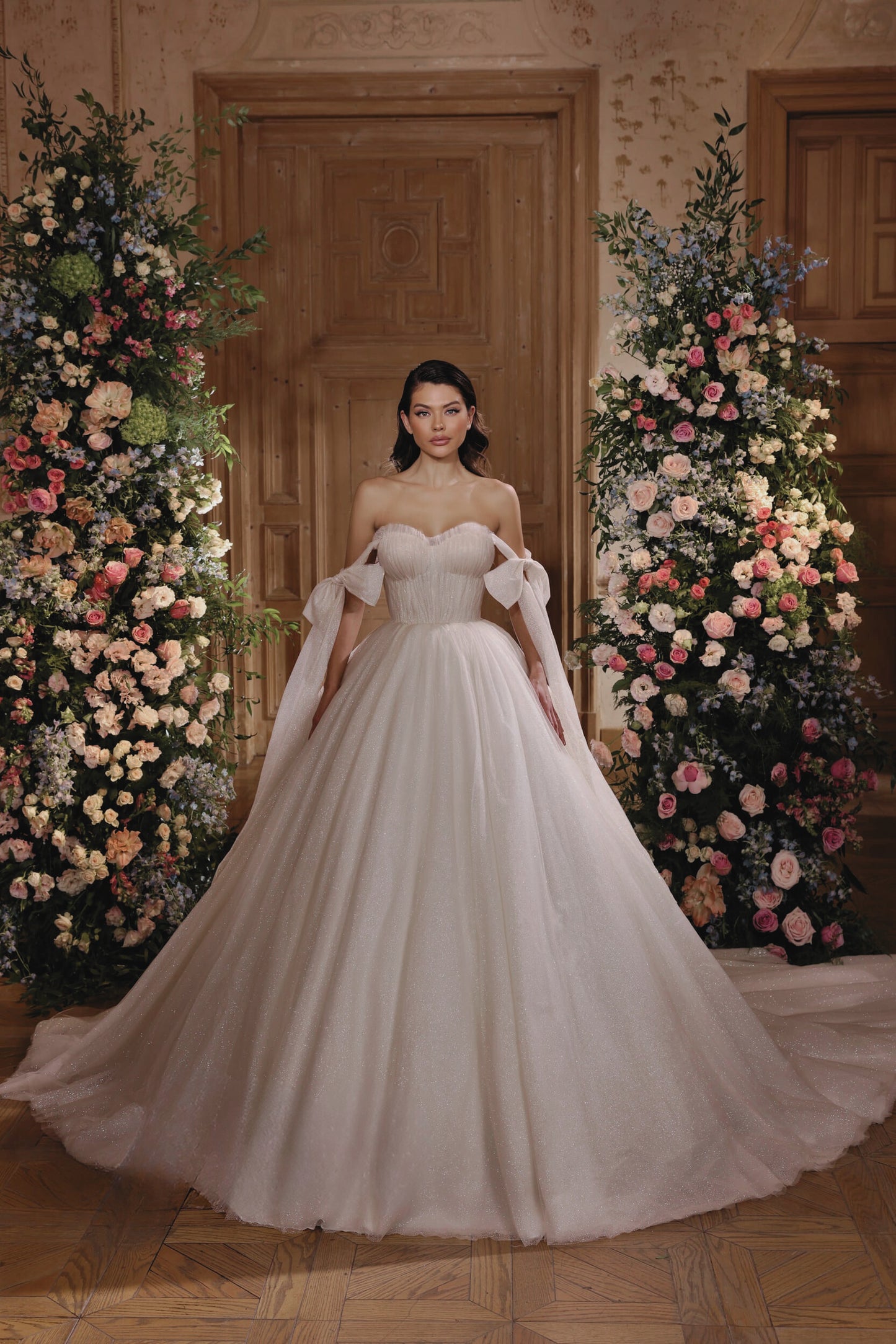 DAFNE - VESTIDO CORTE PRINCESA EN ESTRAPLE CON BRILLO