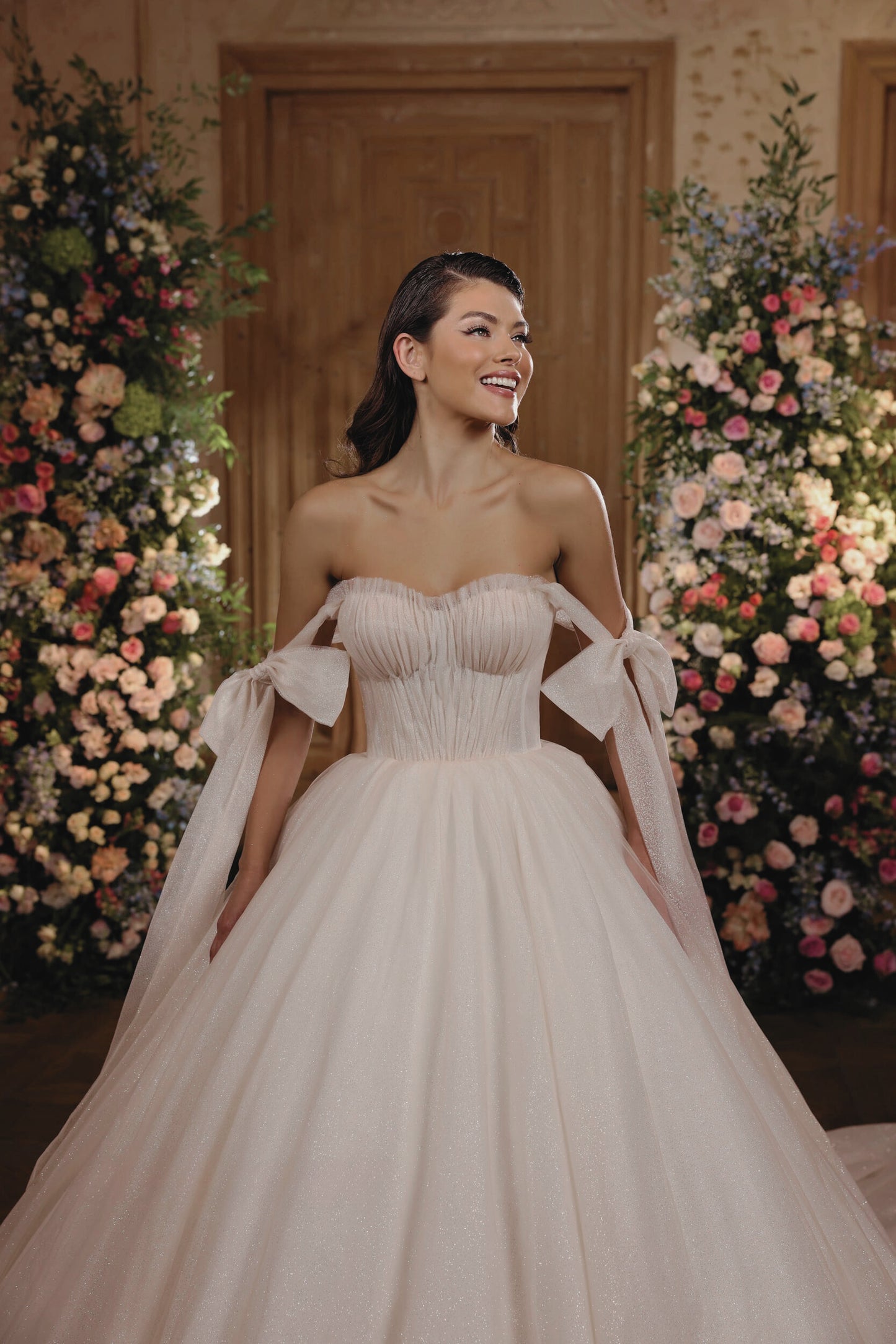 DAFNE - VESTIDO CORTE PRINCESA EN ESTRAPLE CON BRILLO