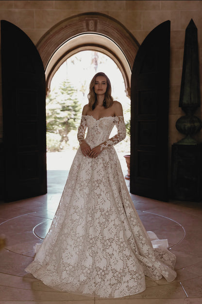 VESTIDO  DE NOVIA CON ENCAJE FLORAL Y ESCOTE CORAZON - SHEREYA