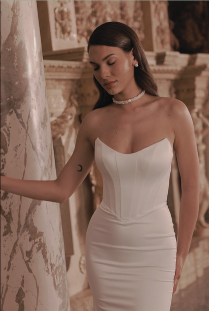 VESTIDO DE NOVIA STRAPLE LISO CON FLORES  - ORLENA