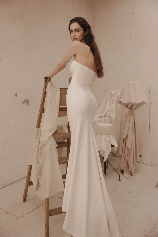 VESTIDO DE NOVIA MINIMALISTA ESCOTE CORAZON, MANGAS Y SOBREFALDA - RODARTE