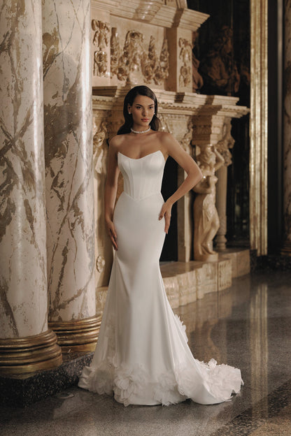 VESTIDO DE NOVIA STRAPLE LISO CON FLORES  - ORLENA