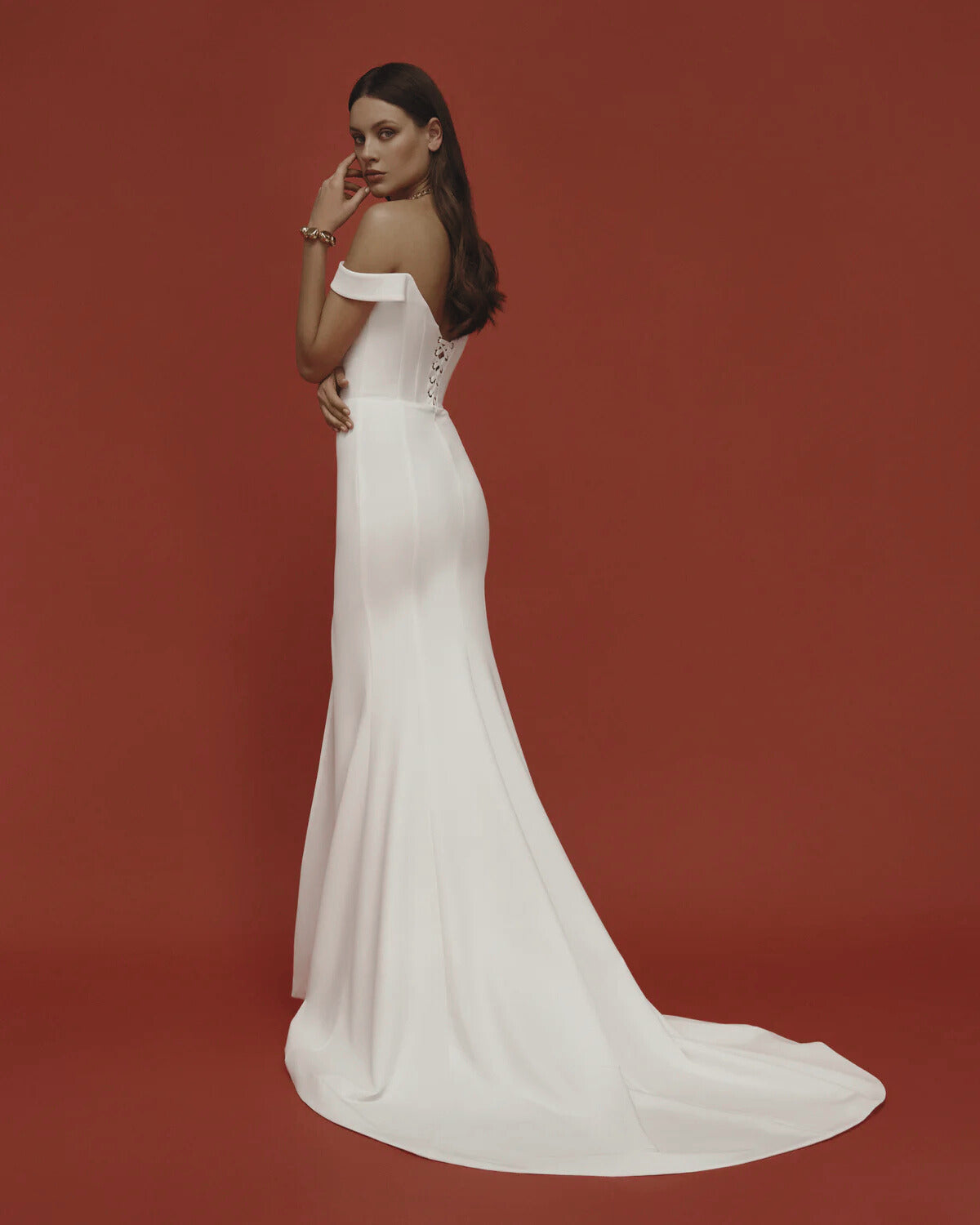 VESTIDO DE NOVIA MINIMALISTA CON APERTURA Y ESCOTE PROFUNDO - DICE