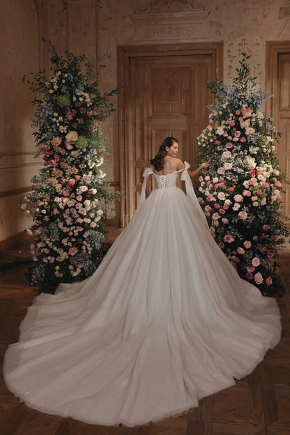 DAFNE - VESTIDO CORTE PRINCESA EN ESTRAPLE CON BRILLO