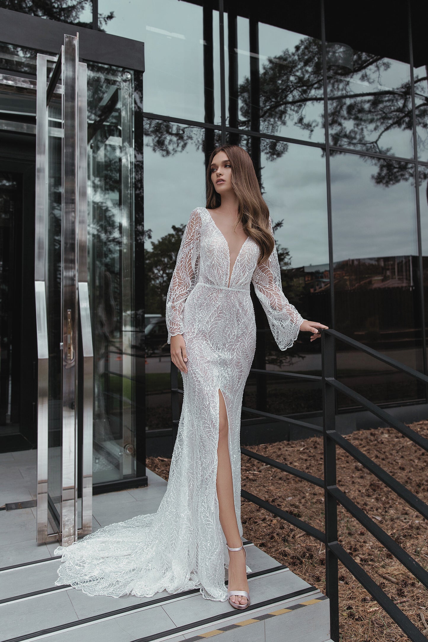 VESTIDO SIRENA CON MANGAS TRASPARENTE - CRISTAL