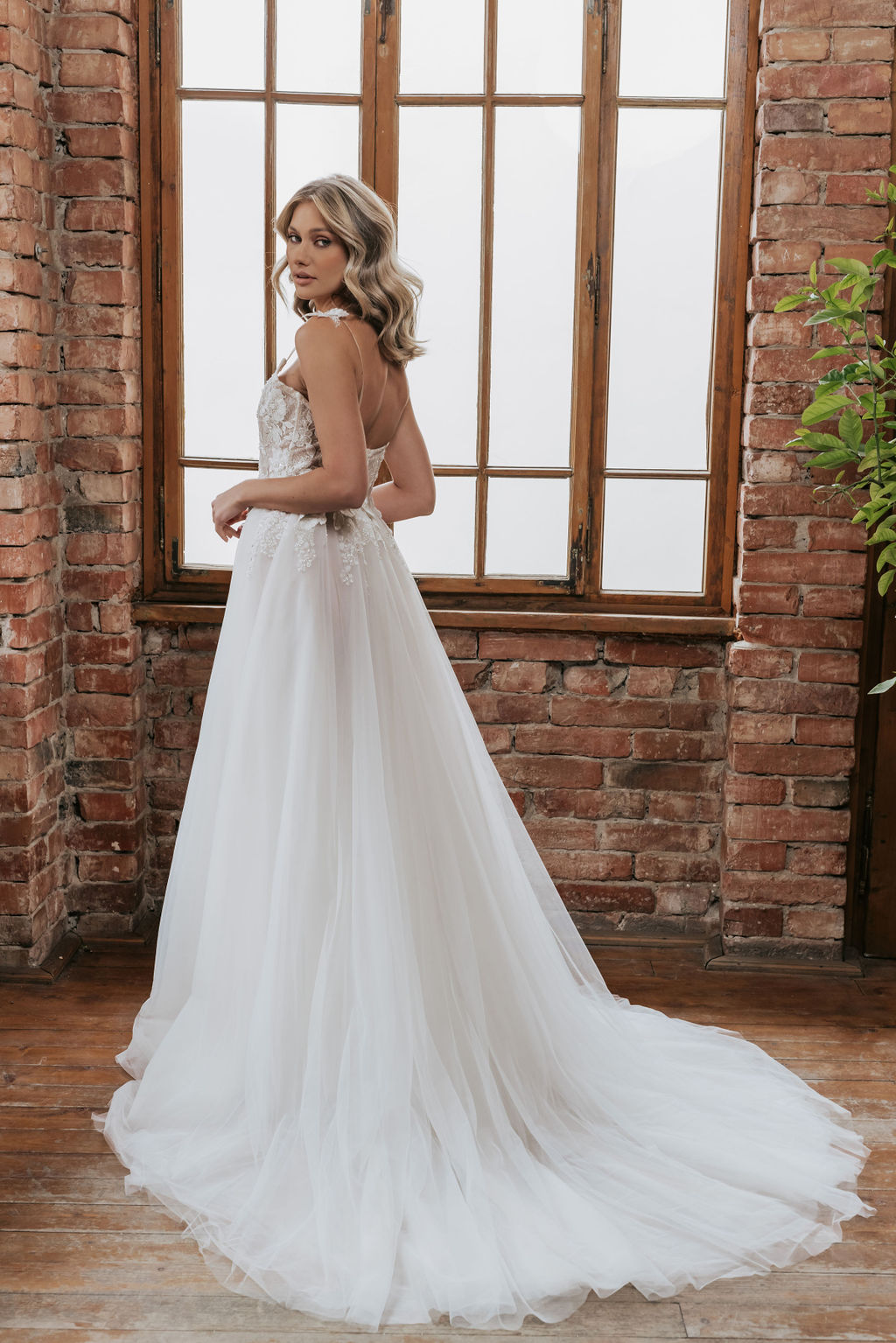 VESTIDO LIGERO CORTE A CON ABERTURA - ROCHI