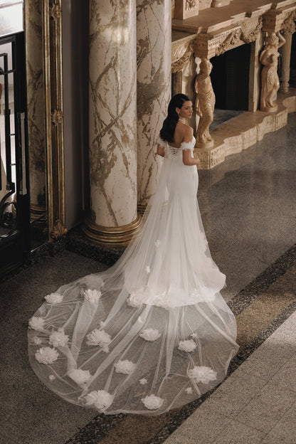 VESTIDO DE NOVIA STRAPLE LISO CON FLORES  - ORLENA