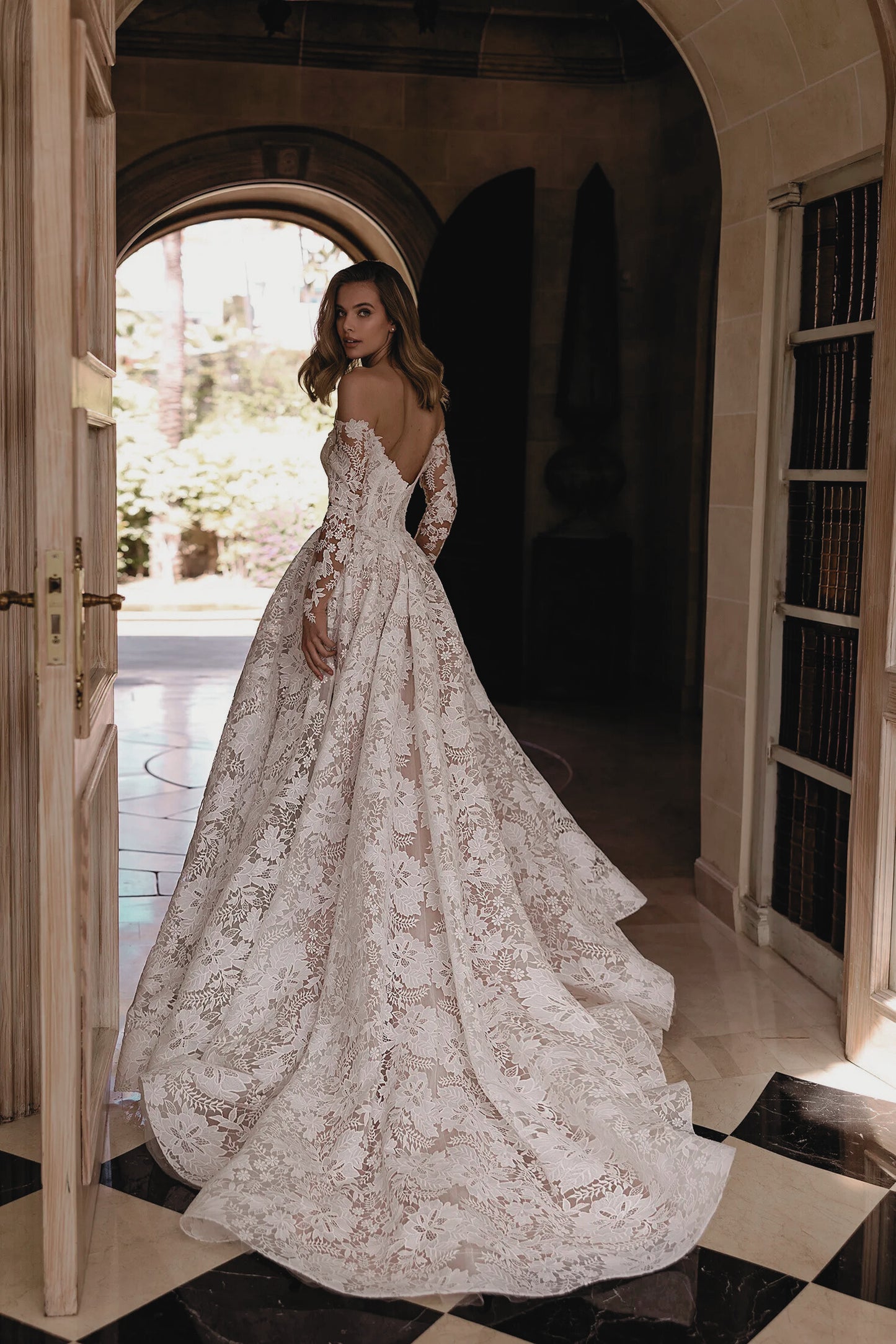 VESTIDO  DE NOVIA CON ENCAJE FLORAL Y ESCOTE CORAZON - SHEREYA