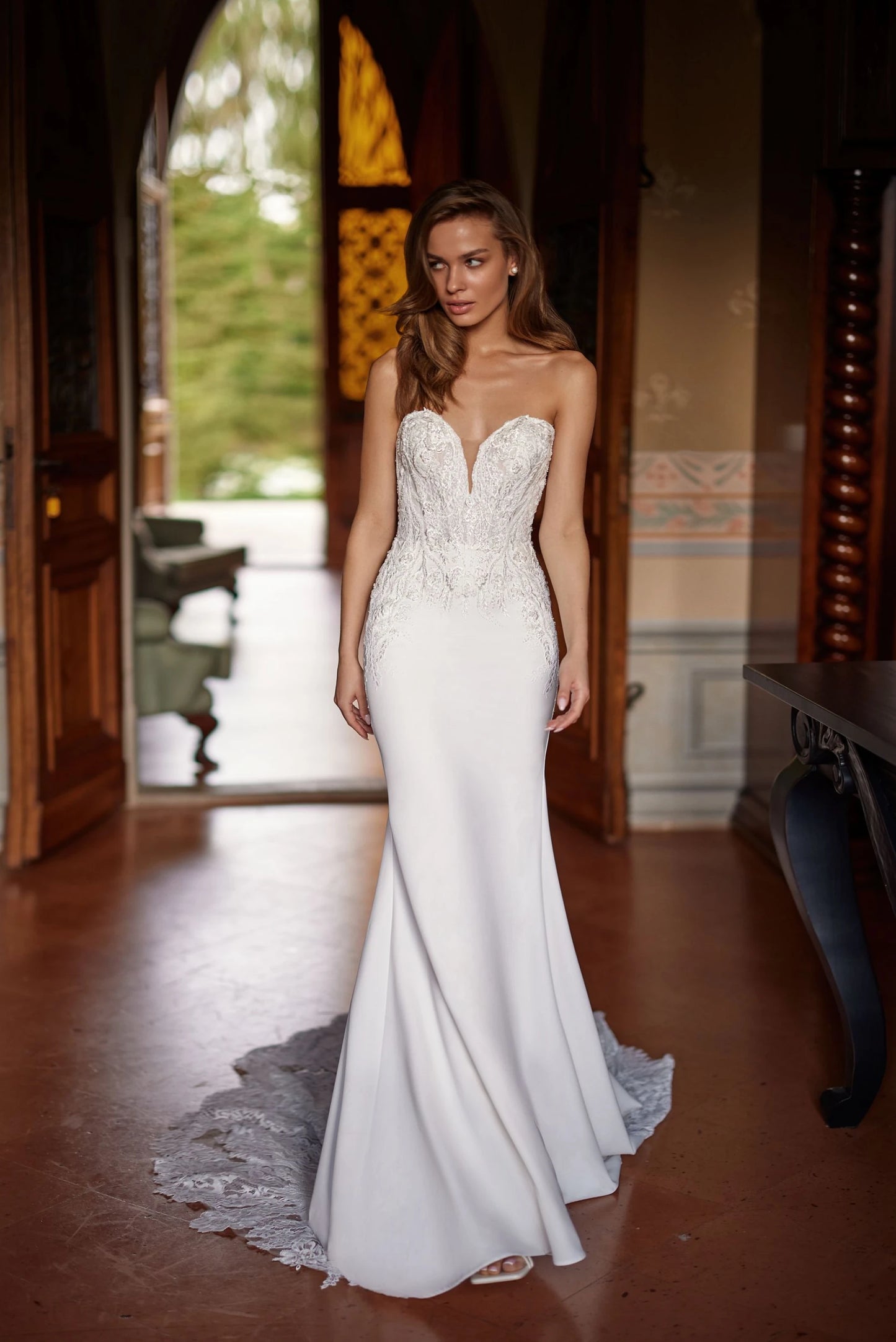 VESTIDO SIRENA CON BORDADO ARIBA Y LISO ABAJO - FORANA