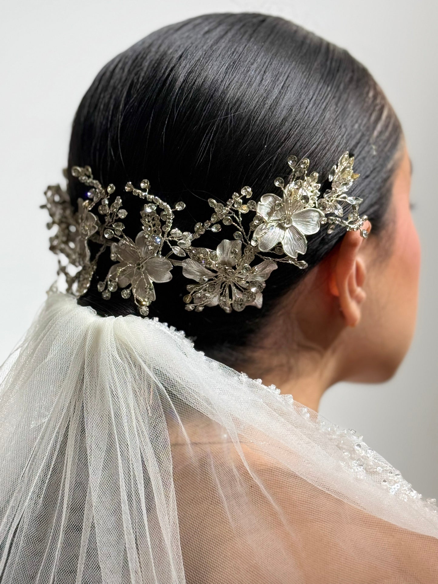 TOCADO PARA NOVIA PLATEADO FLORAL - LAURA