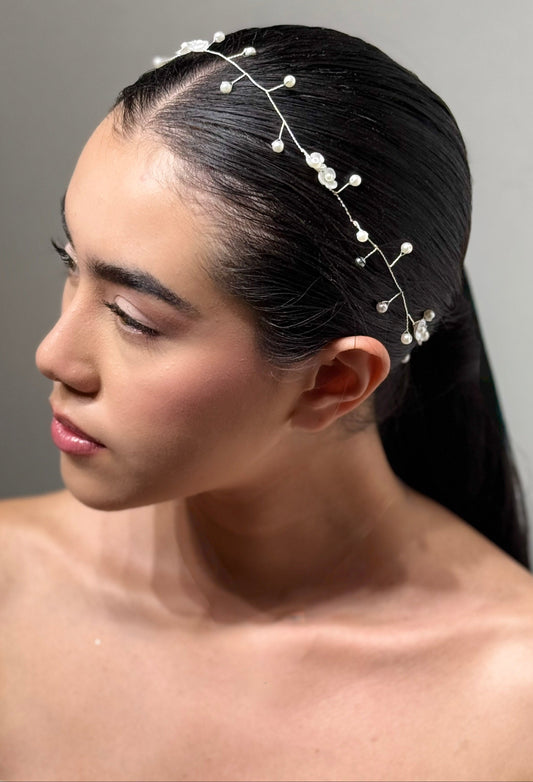 TOCADO IVORY MINIMALISTA DE PERLAS Y FLORES - LILI