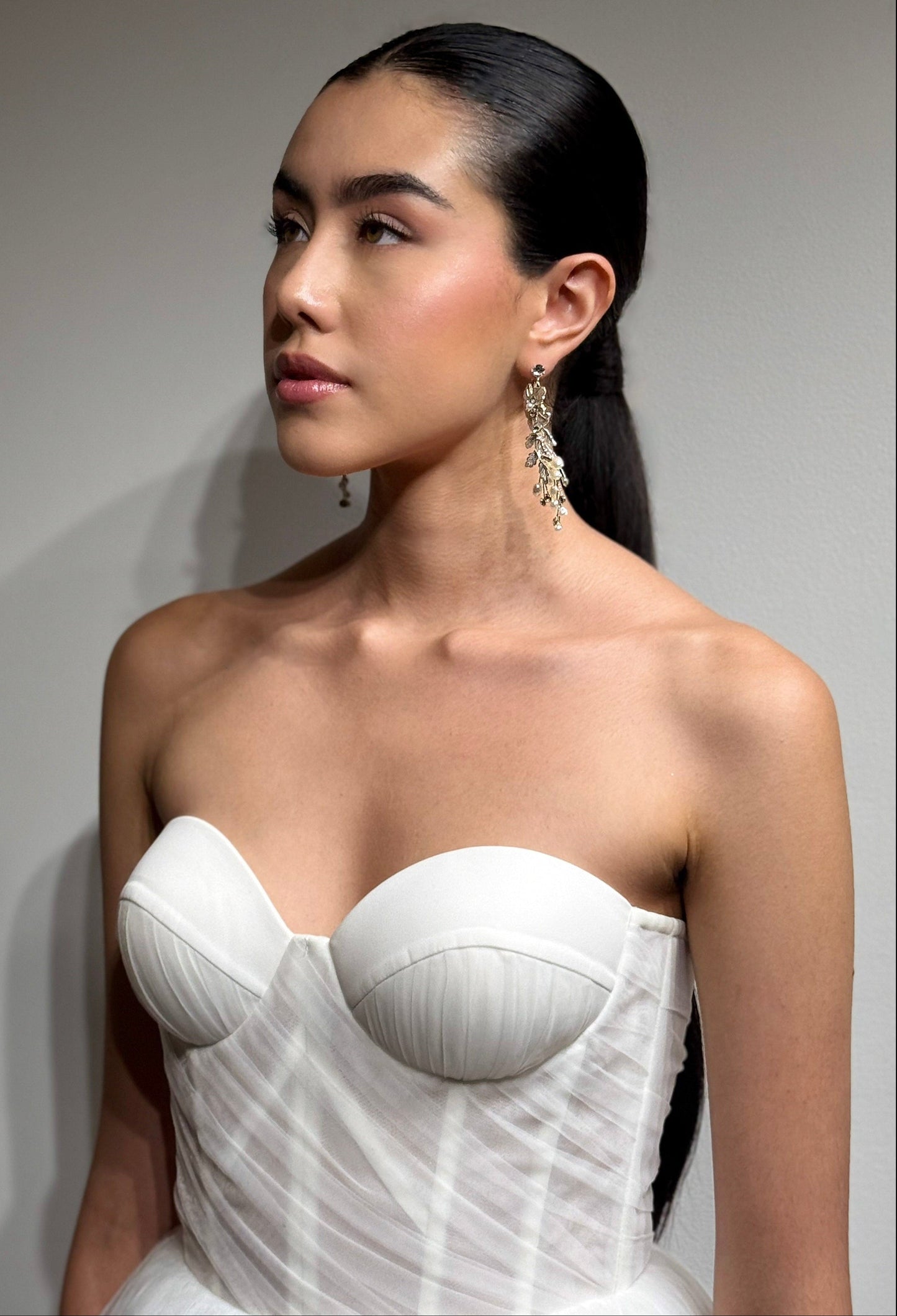 ARETES LARGOS IVORY DE FLORES - MAGNOLIA