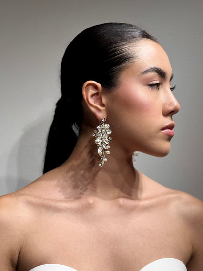 ARETES LARGOS IVORY DE FLORES - MAGNOLIA