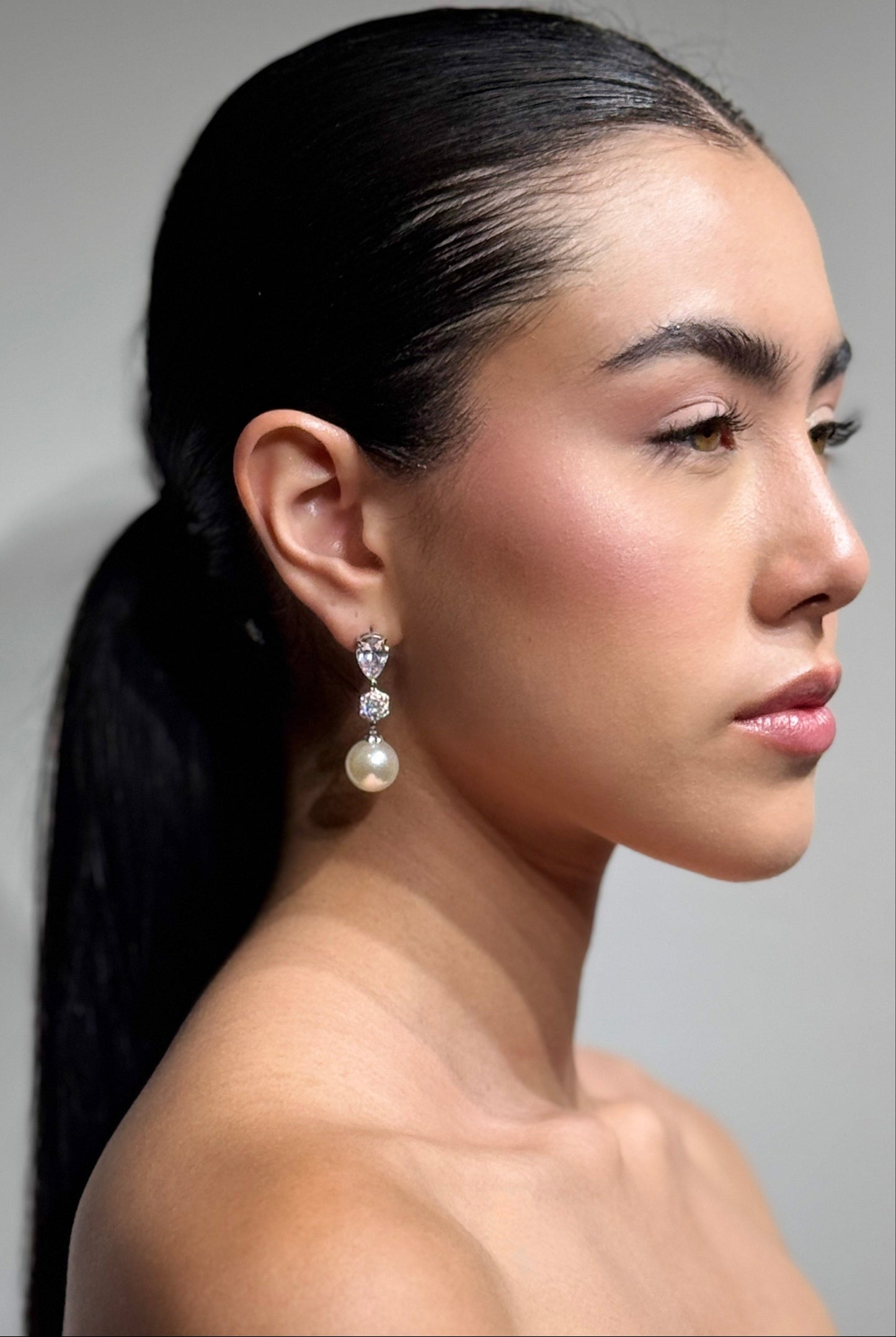 ARETES LARGOS DE ZICON Y TERMINACIÓN EN PERLA - ARIEL