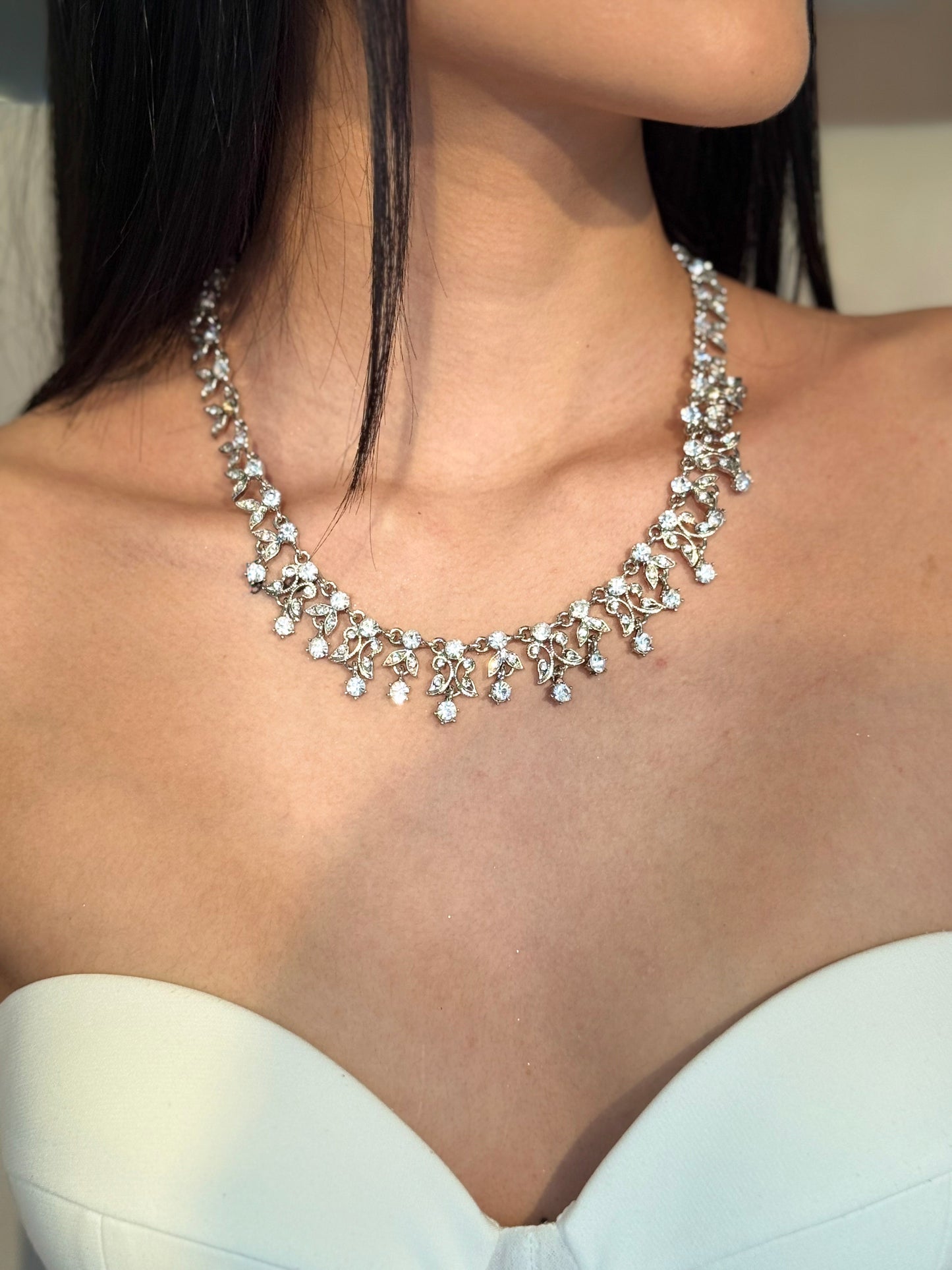 COLLAR PLATEADO CON DETALLES EN HOJAS - ANASTACIA