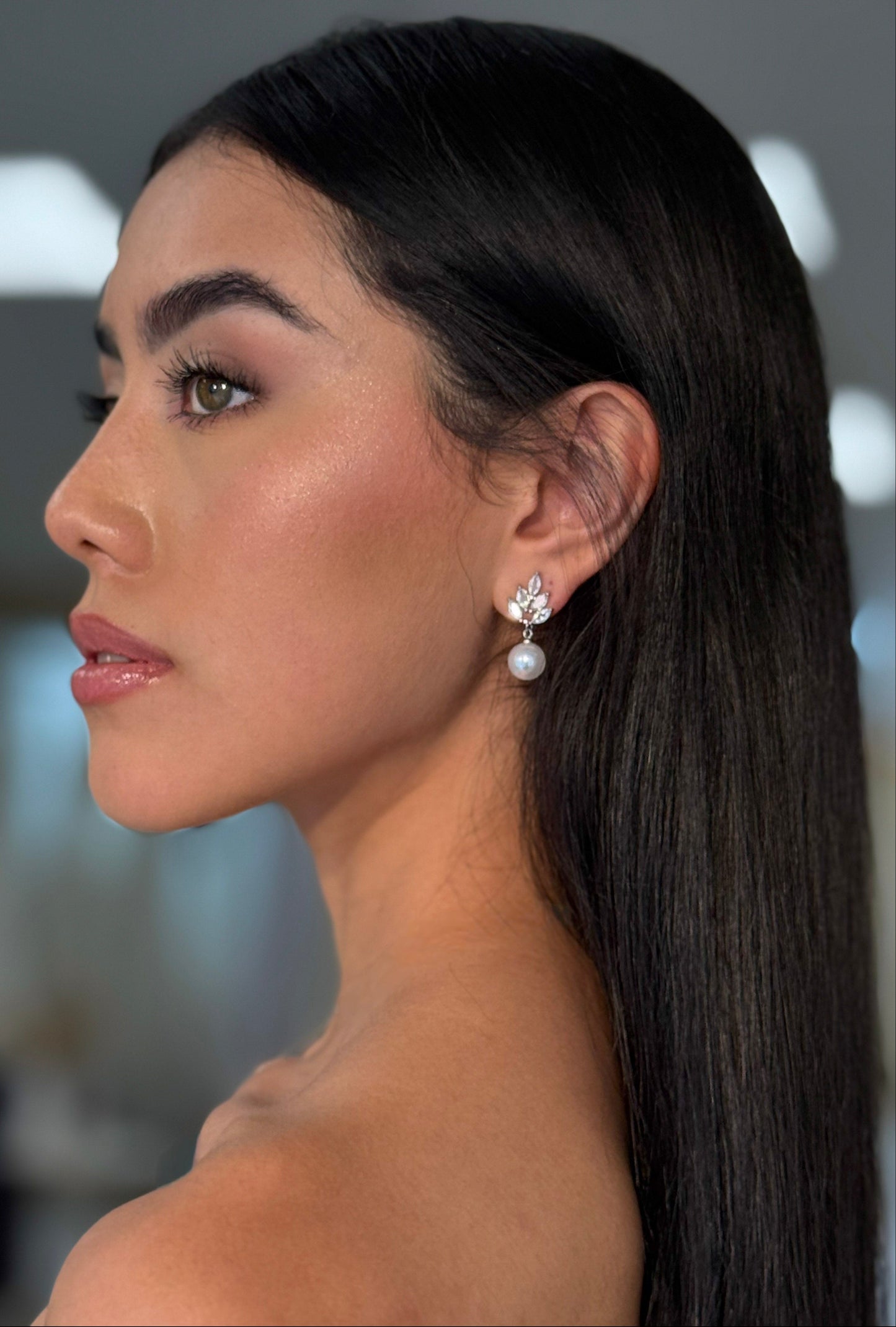 ARETES DE HOJA DE CRISTAL CON PERLA FLOTANTE - LIRIA