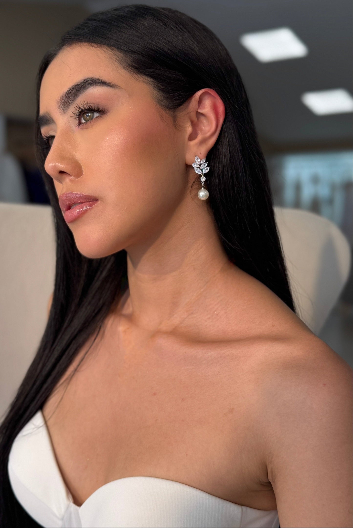 ARETES PLATEADO DE HOJAS Y UNA PERLA COLGANTE