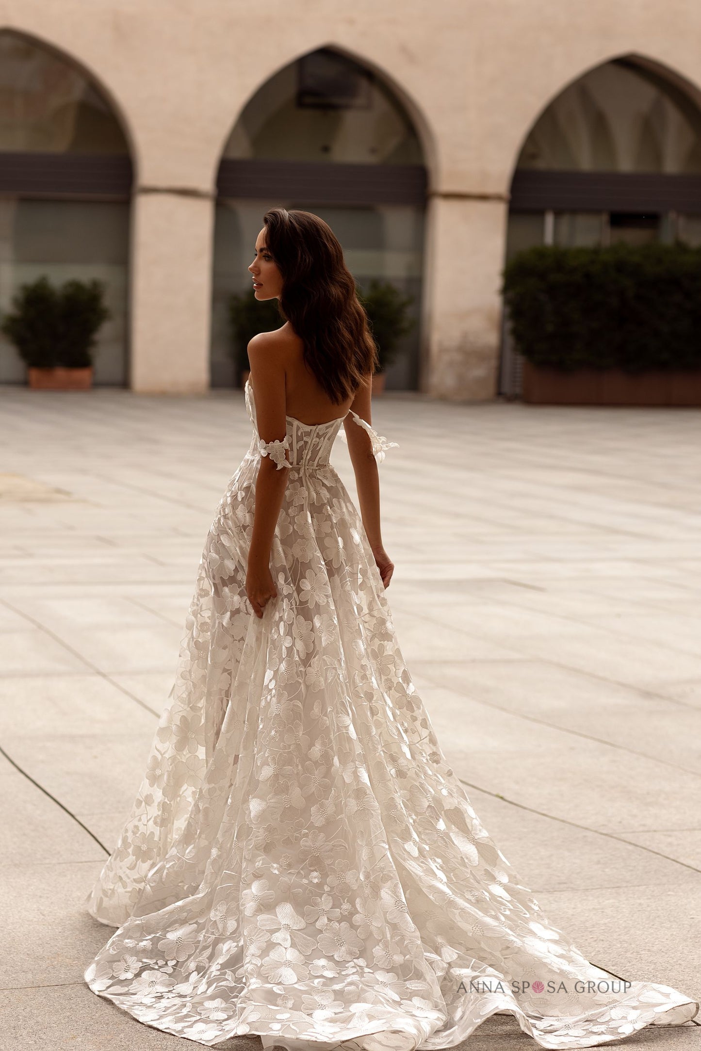 VESTIDO PARA NOVIA CORTE A LIGERO DE BORDADO FLORAR - LUCIANA